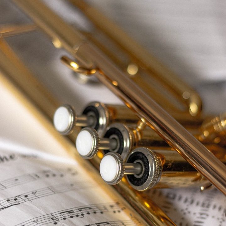 Eine Trompete liegt auf einem Notenblatt.